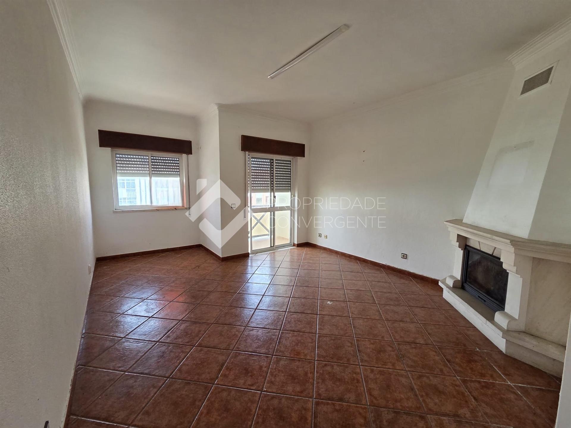 Apartamento T2 (para remodelar) - Azeitão