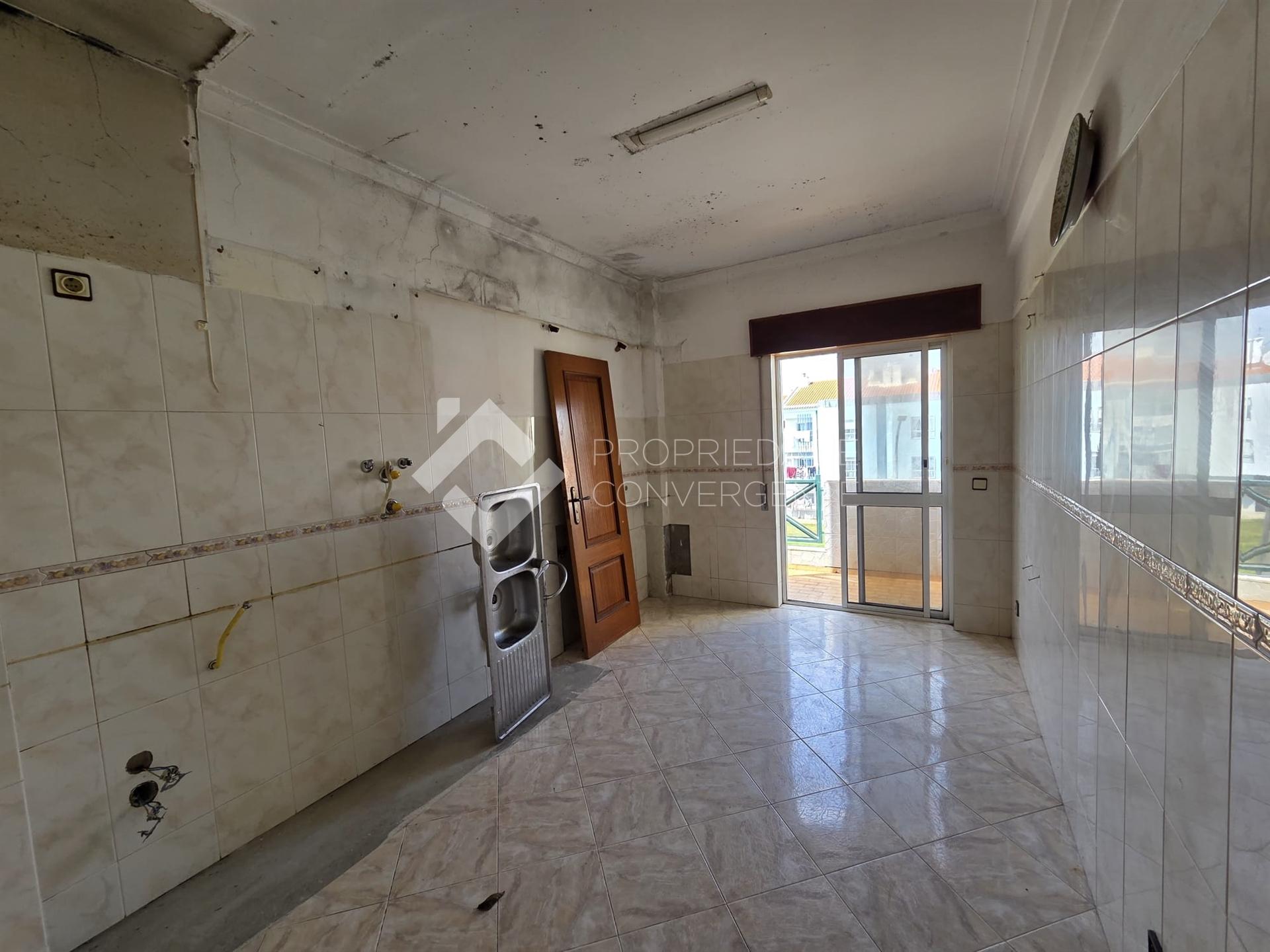 Apartamento T2 (para remodelar) - Azeitão