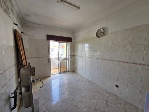 Apartamento T2 (para remodelar) - Azeitão