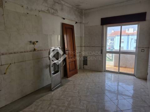 Apartamento T2 (para remodelar) - Azeitão