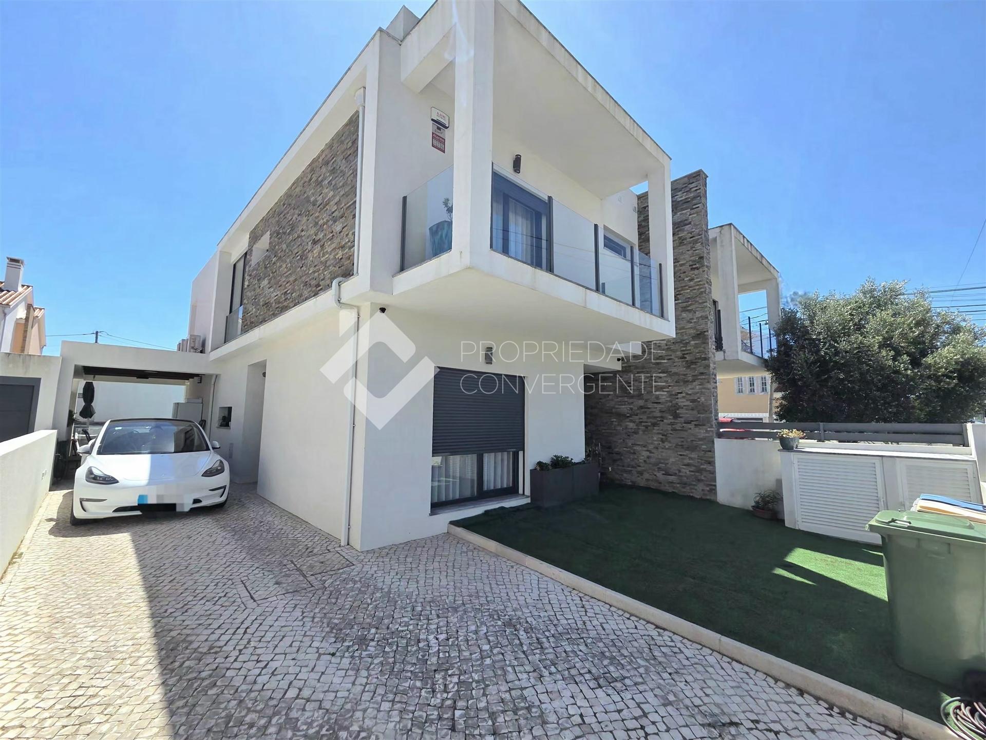 Moradia Geminada T4 com piscina - Fernão Ferro