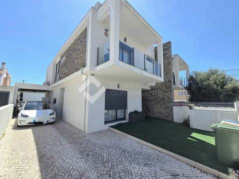 Moradia Geminada T4 com piscina - Fernão Ferro