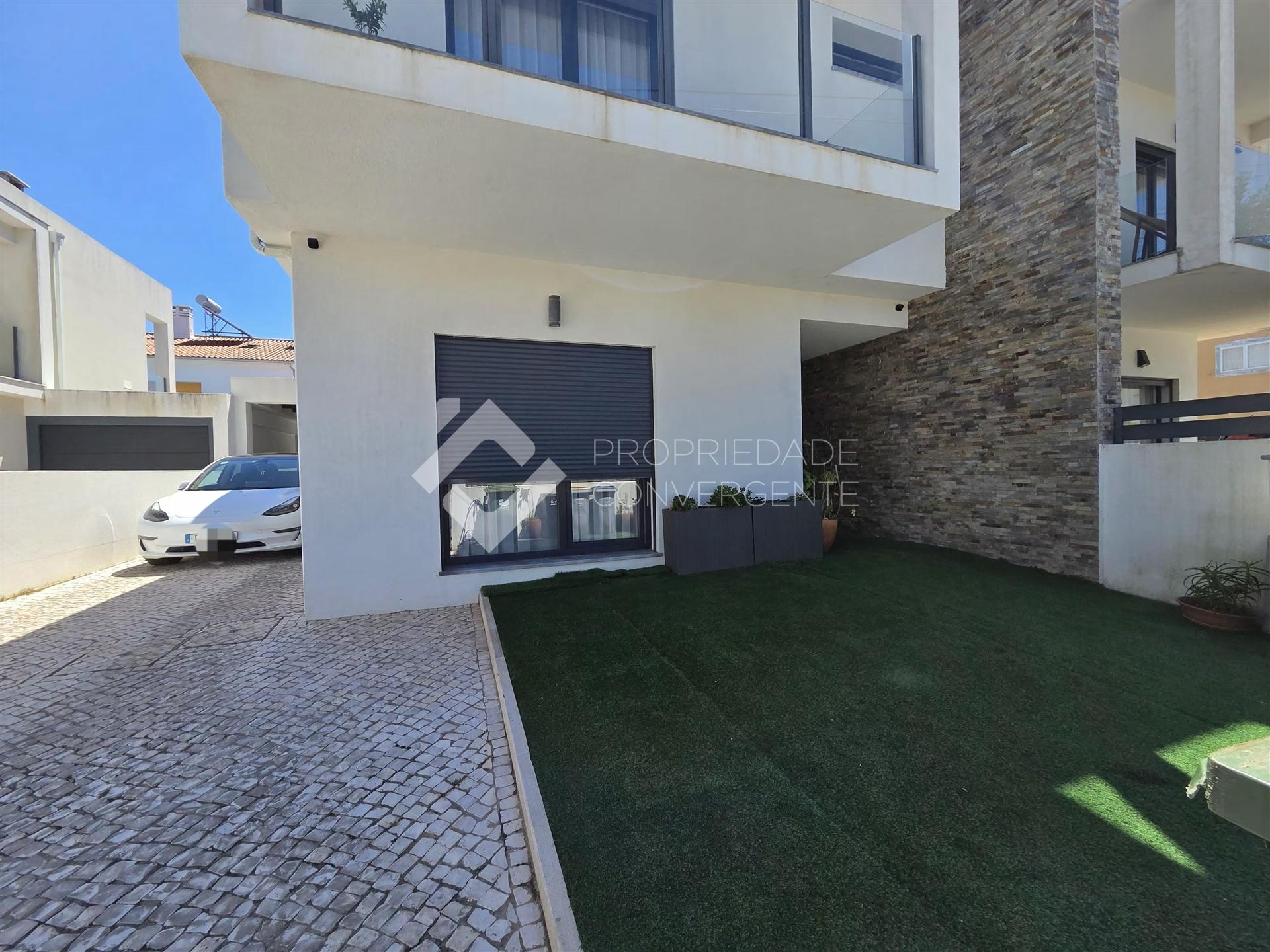 Moradia Geminada T4 com piscina - Fernão Ferro