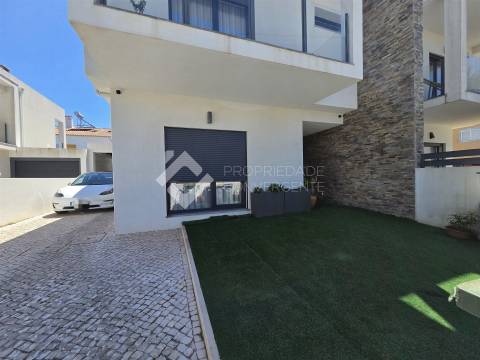 Moradia Geminada T4 com piscina - Fernão Ferro