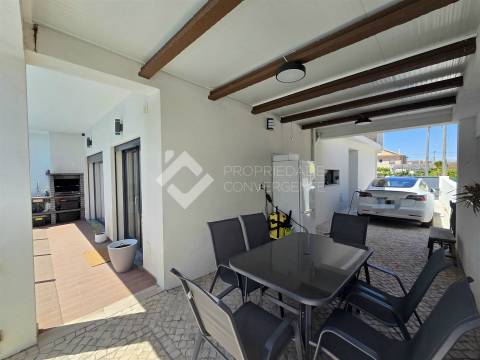 Moradia Geminada T4 com piscina - Fernão Ferro
