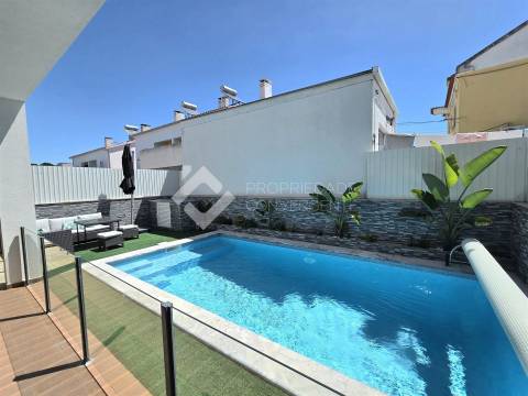 Moradia Geminada T4 com piscina - Fernão Ferro