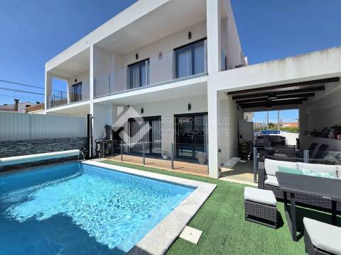 Moradia Geminada T4 com piscina - Fernão Ferro
