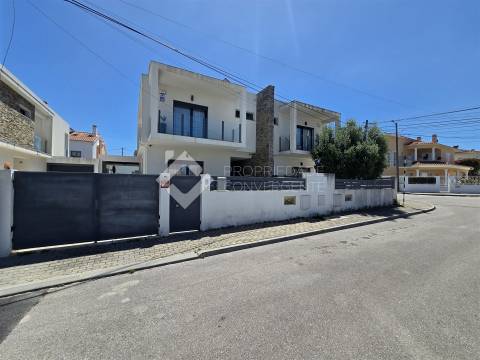 Moradia Geminada T4 com piscina - Fernão Ferro