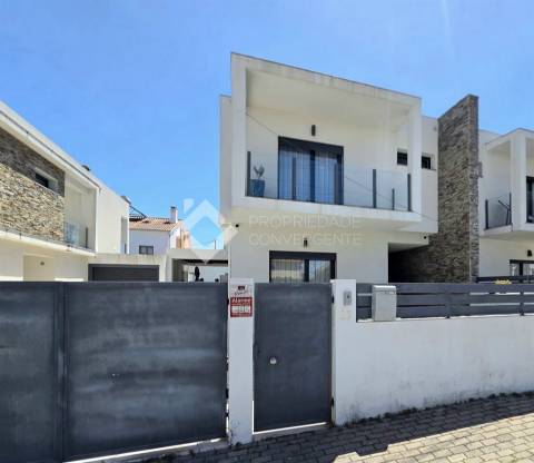 Moradia Geminada T4 com piscina - Fernão Ferro