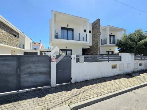 Moradia Geminada T4 com piscina - Fernão Ferro