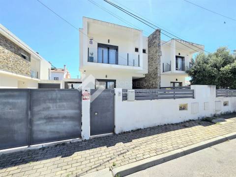 Moradia Geminada T4 com piscina - Fernão Ferro