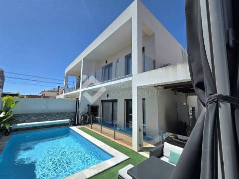 Moradia Geminada T4 com piscina - Fernão Ferro