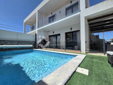 Moradia Geminada T4 com piscina - Fernão Ferro