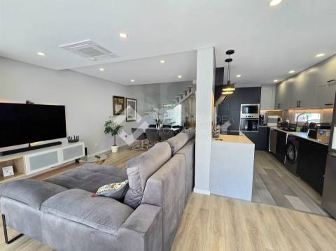 Moradia Geminada T4 com piscina - Fernão Ferro