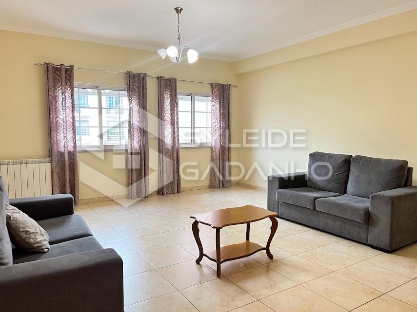 QUARTOS para ARRENDAMENTO em apartamento T4 com SALA na ANIL