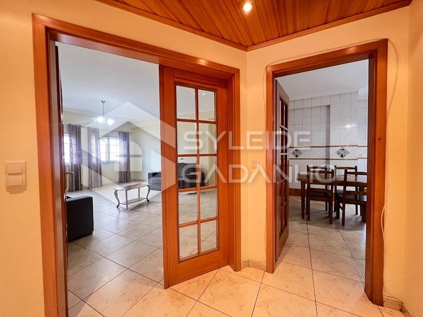 QUARTOS para ARRENDAMENTO em apartamento T4 com SALA na ANIL