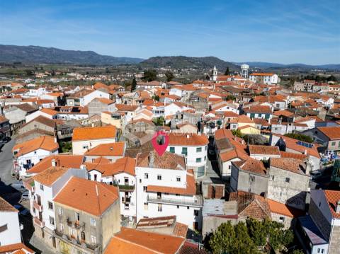 Prédio para venda centro de Caria com comércio no rés-do-chão e ampla habitação nos pisos superiores