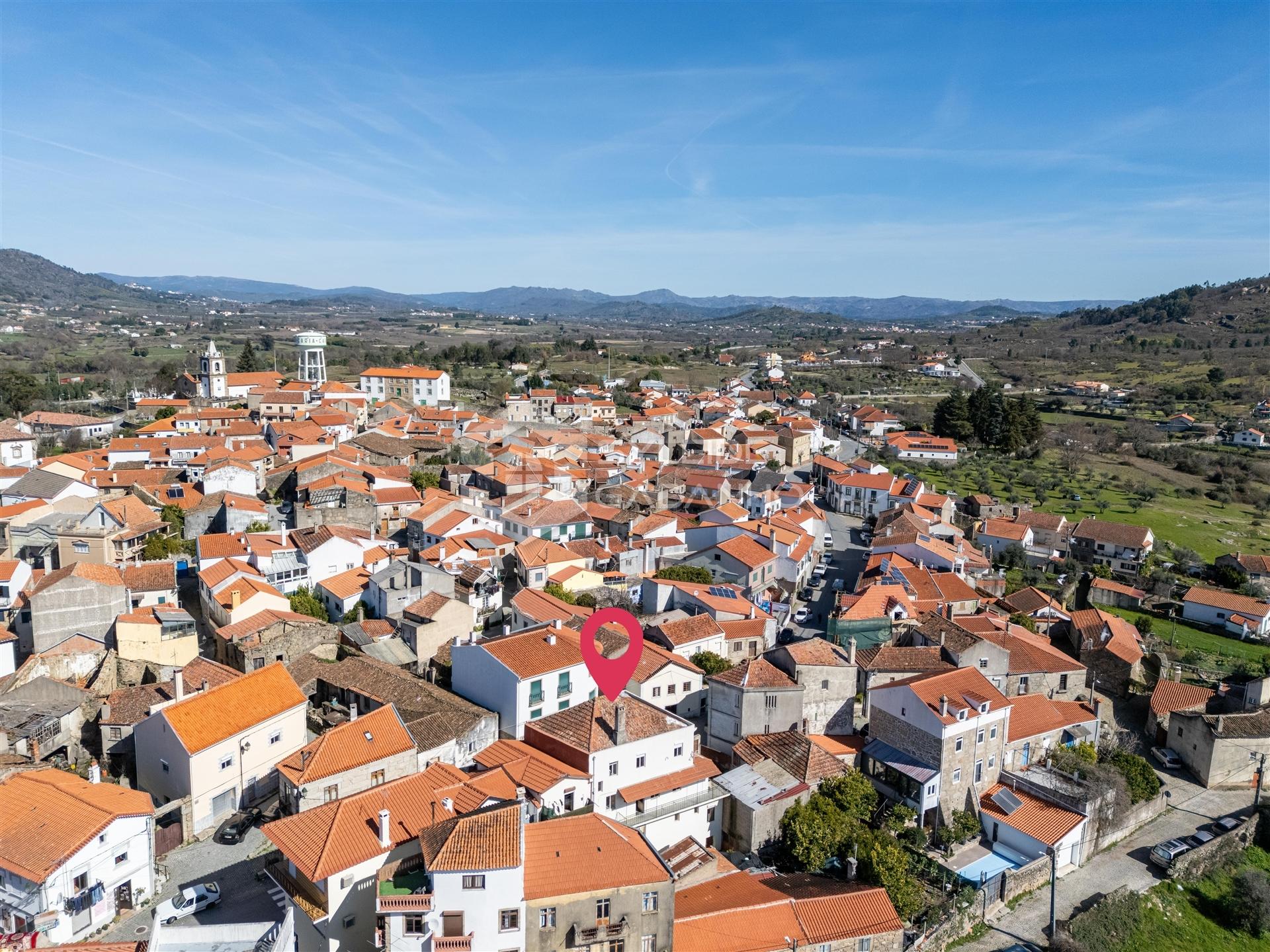 Prédio para venda centro de Caria com comércio no rés-do-chão e ampla habitação nos pisos superiores