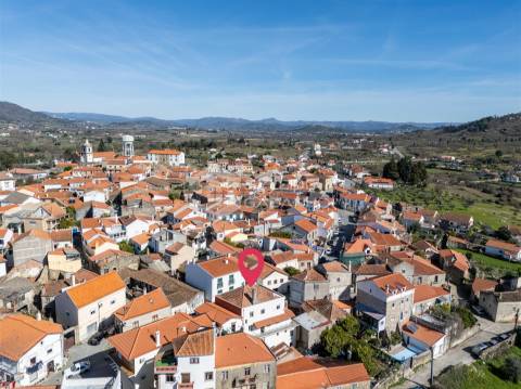 Prédio para venda centro de Caria com comércio no rés-do-chão e ampla habitação nos pisos superiores