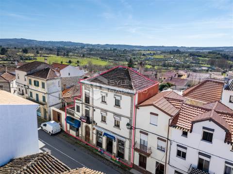 Prédio para venda centro de Caria com comércio no rés-do-chão e ampla habitação nos pisos superiores