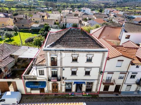 Prédio para venda centro de Caria com comércio no rés-do-chão e ampla habitação nos pisos superiores