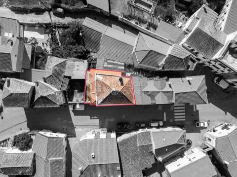 Prédio para venda centro de Caria com comércio no rés-do-chão e ampla habitação nos pisos superiores