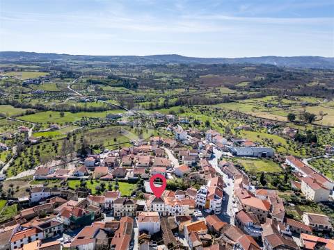 Prédio para venda centro de Caria com comércio no rés-do-chão e ampla habitação nos pisos superiores