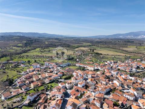 Prédio para venda centro de Caria com comércio no rés-do-chão e ampla habitação nos pisos superiores
