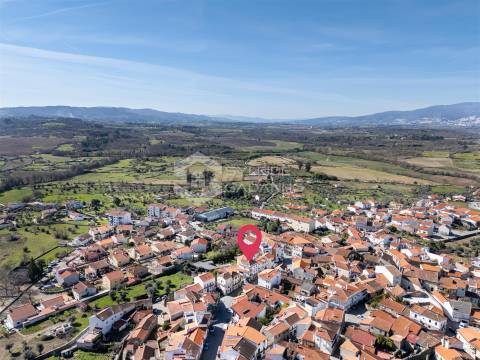 Prédio para venda centro de Caria com comércio no rés-do-chão e ampla habitação nos pisos superiores