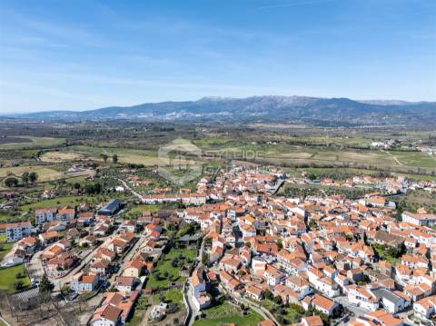Prédio para venda centro de Caria com comércio no rés-do-chão e ampla habitação nos pisos superiores