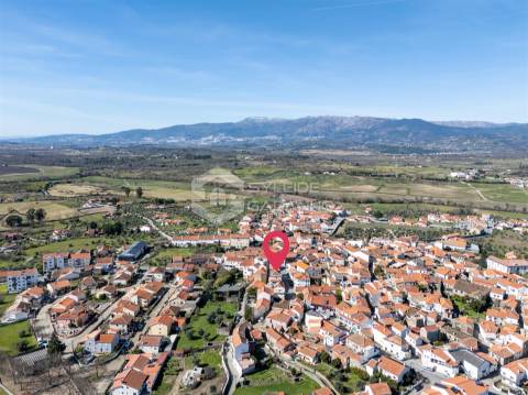 Prédio para venda centro de Caria com comércio no rés-do-chão e ampla habitação nos pisos superiores