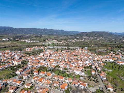 Prédio para venda centro de Caria com comércio no rés-do-chão e ampla habitação nos pisos superiores