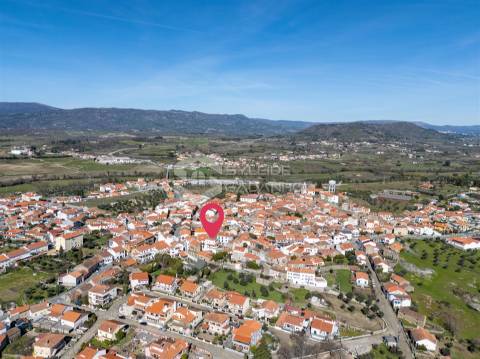 Prédio para venda centro de Caria com comércio no rés-do-chão e ampla habitação nos pisos superiores