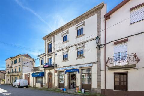 Prédio para venda centro de Caria com comércio no rés-do-chão e ampla habitação nos pisos superiores
