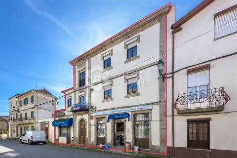 Prédio para venda centro de Caria com comércio no rés-do-chão e ampla habitação nos pisos superiores
