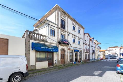 Prédio para venda centro de Caria com comércio no rés-do-chão e ampla habitação nos pisos superiores