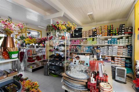 Prédio para venda centro de Caria com comércio no rés-do-chão e ampla habitação nos pisos superiores