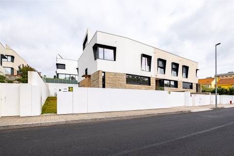 Moradia T3, com 3 suites, jardim e Piscina na Boavista