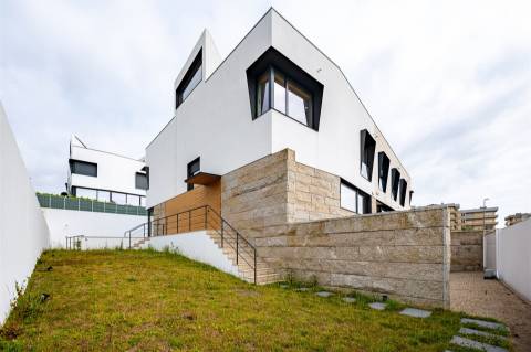 Moradia T3, com 3 suites, jardim e Piscina na Boavista