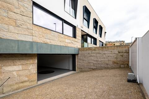 Moradia T3, com 3 suites, jardim e Piscina na Boavista