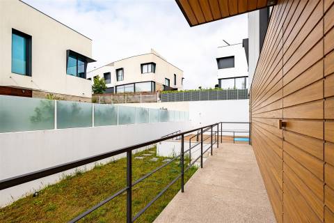 Moradia T3, com 3 suites, jardim e Piscina na Boavista