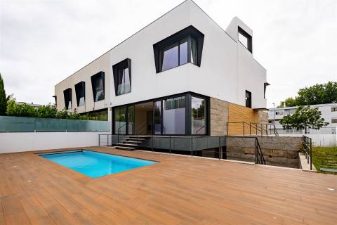 Moradia T3, com 3 suites, jardim e Piscina na Boavista