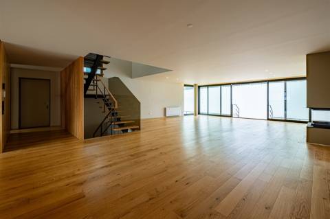 Moradia T3, com 3 suites, jardim e Piscina na Boavista