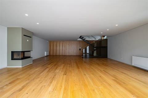 Moradia T3, com 3 suites, jardim e Piscina na Boavista