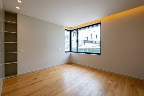 Moradia T3, com 3 suites, jardim e Piscina na Boavista