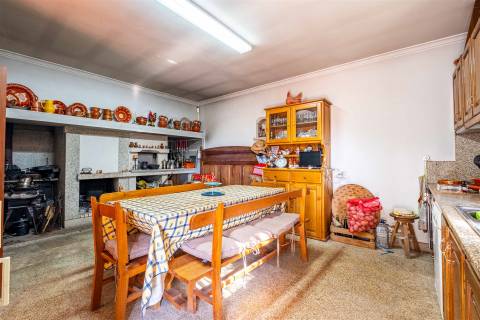 Casa Rústica T2 com Grande Terreno