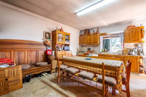 Casa Rústica T2 com Grande Terreno