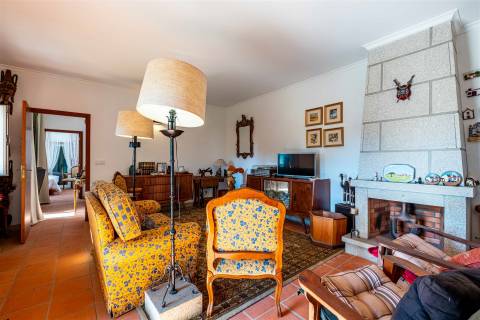 Casa Rústica T2 com Grande Terreno