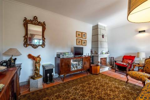 Casa Rústica T2 com Grande Terreno