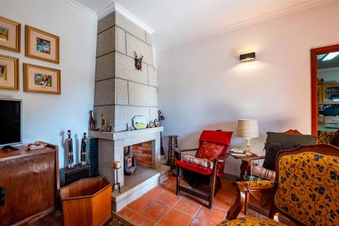 Casa Rústica T2 com Grande Terreno